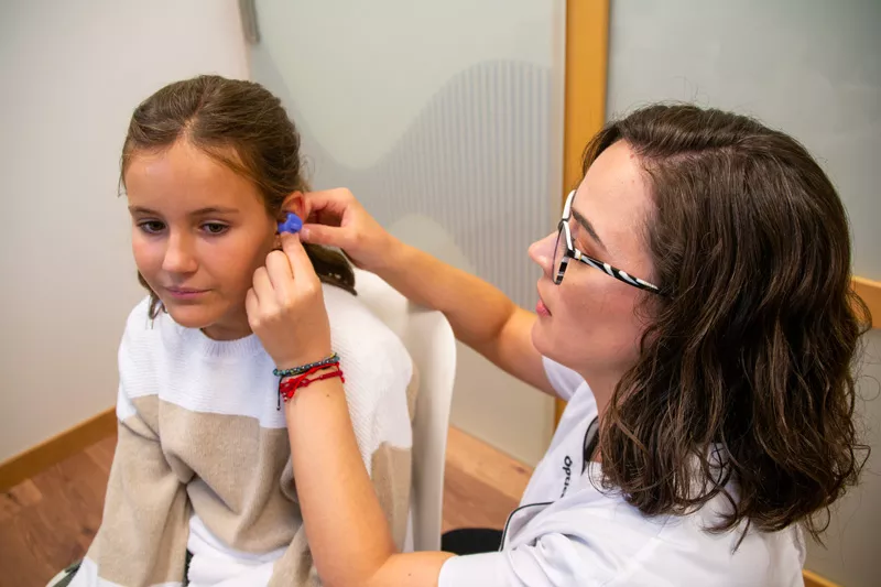 Niña en una óptica en Pamplona